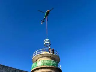 El Faro de las Islas Cíes renueva su luz mediante una singular operación realizada en helicóptero