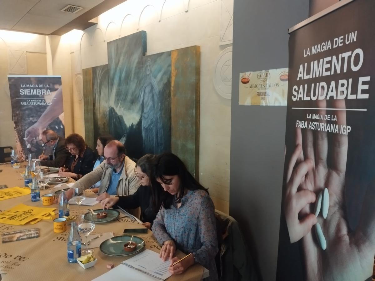 La cata a ciegas para elegir la mejor Faba Asturiana IGP en Grado, en imágenes