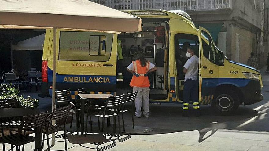 Los servicios médicos atienden al herido en el Eirado do Señal.