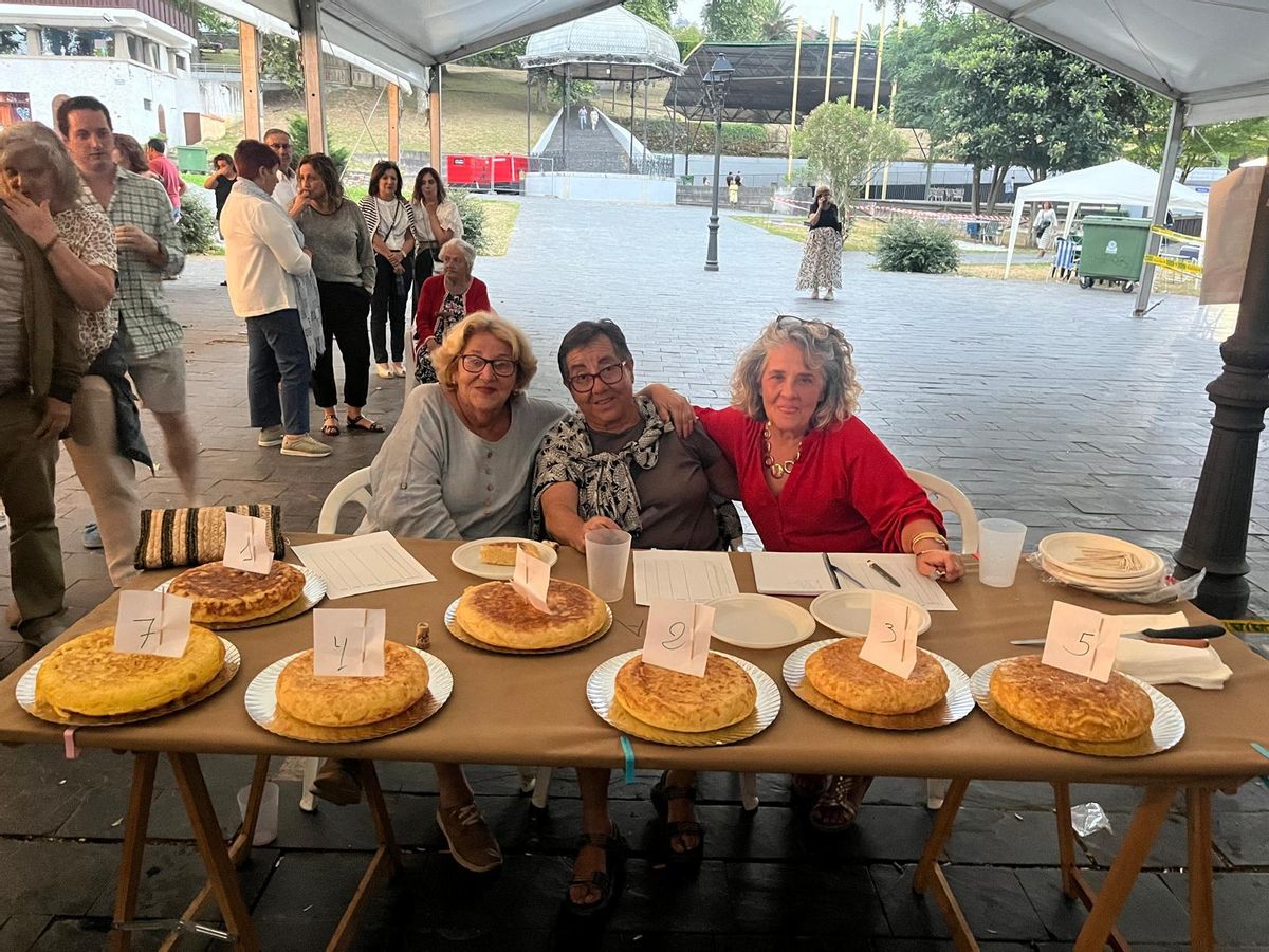 Las tortillas a concurso, con integrantes del jurado Camen Villanueva, Rosa Fernández y Ángeles Fernández.