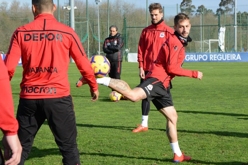 El preparador deportivista, Natxo González, ha facilitado la convocatoria del equipo coruñés tras el entrenamiento de esta mañana.