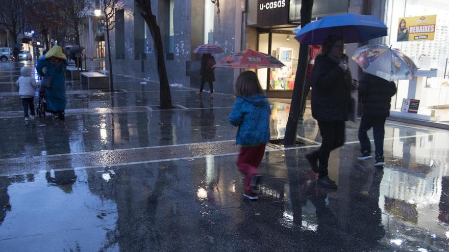 El carrer del Born de Manresa en un dia de pluja