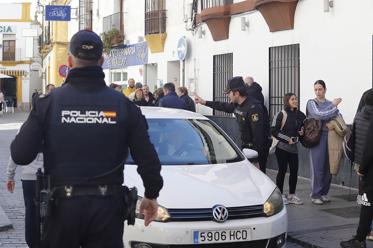 La Policía Nacional inspecciona la Casa de los Guzmanes de Córdoba tras aparecer una tercera granada