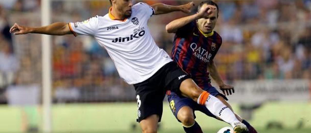 Sergio Canales estuvo tres temporadas en el Valencia, en las que marcó cinco goles y dio cinco asistencias.