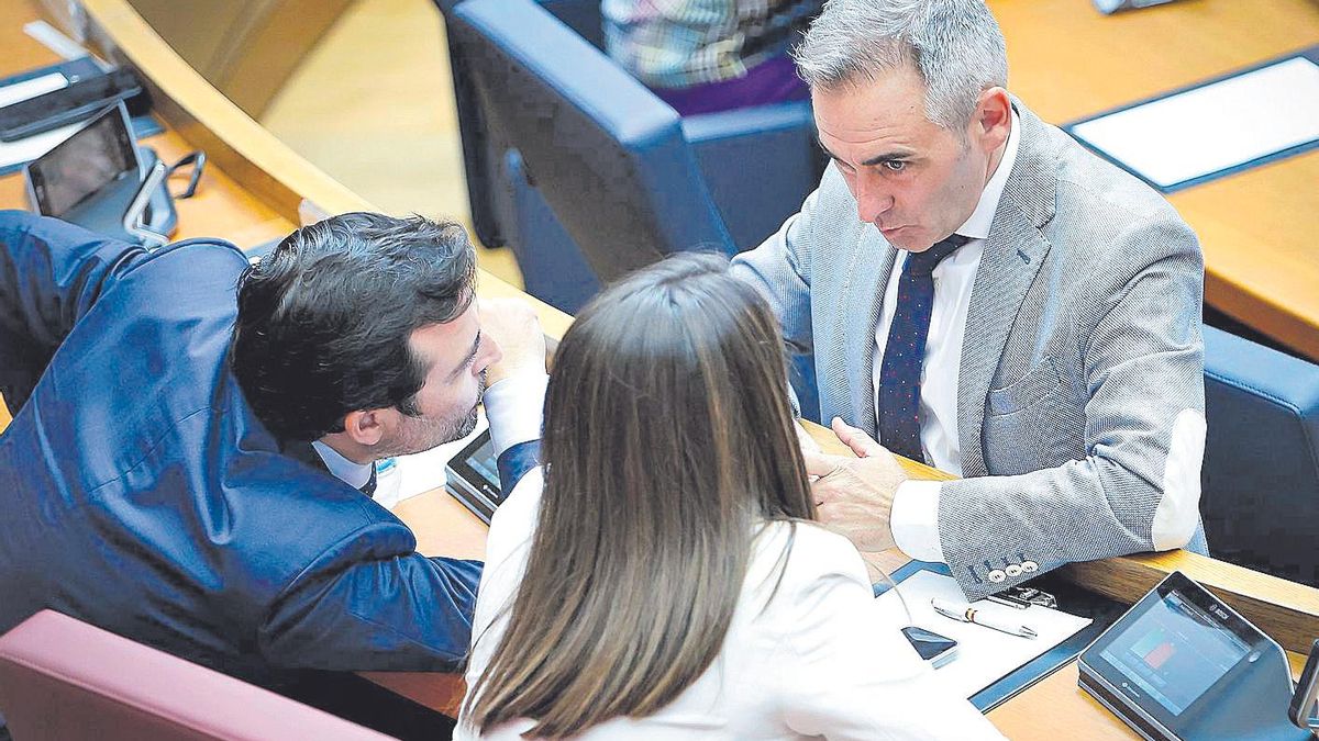 El díndic del PPCV, Miguel Barrachina, junto a los portavoces de Vox, Alés y Vega, en las Cortes.