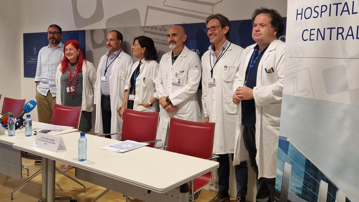 De izquierda a derecha, el director científico del ISPA, Guillermo Muñiz Albaiceta; la directora gerente de la FINBA, Celia Gómez; el oncólogo del HUCA e investigador, Carlos Álvarez Fernández; la directora de Atención Sanitaria del área de salud Centro-Suroccidente, Rut Palacios; el director del HUCA, Ramón Rodríguez; el jefe del área de oncología del HUCA, Emilio Esteban, y el subdirector del HUCA, Ángel Bernardo.