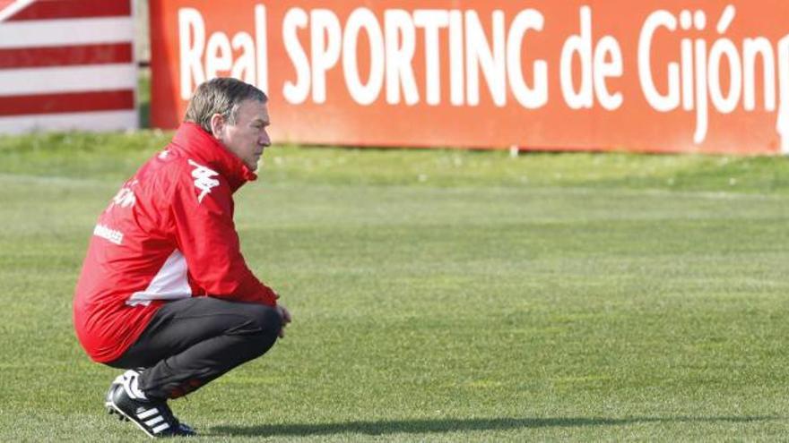 Javier Clemente, durante un entrenamiento del Sporting.