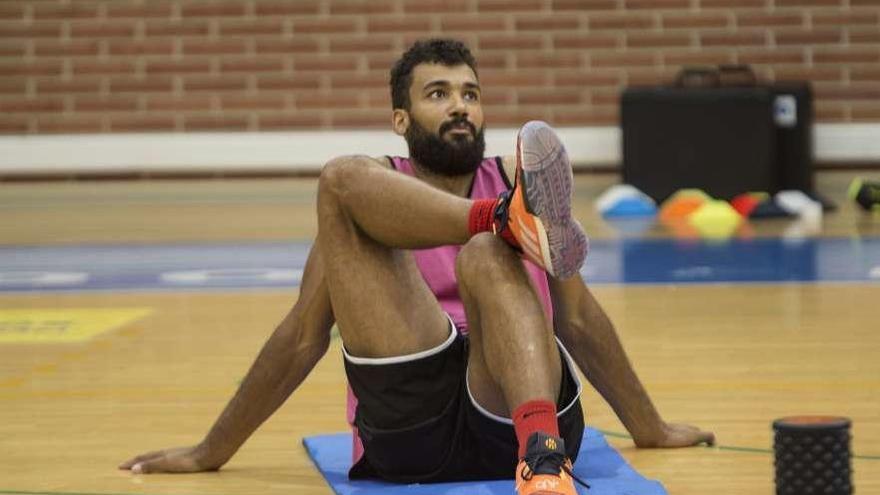 Devin Wright, durante el entrenamiento de ayer del Liberbank Oviedo Baloncesto.