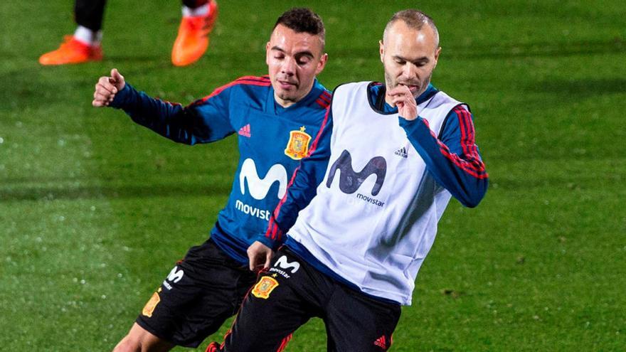 Iago Aspas persigue a Iniesta durante el entrenamiento de ayer en Las Rozas. // Rodrigo Jiménez