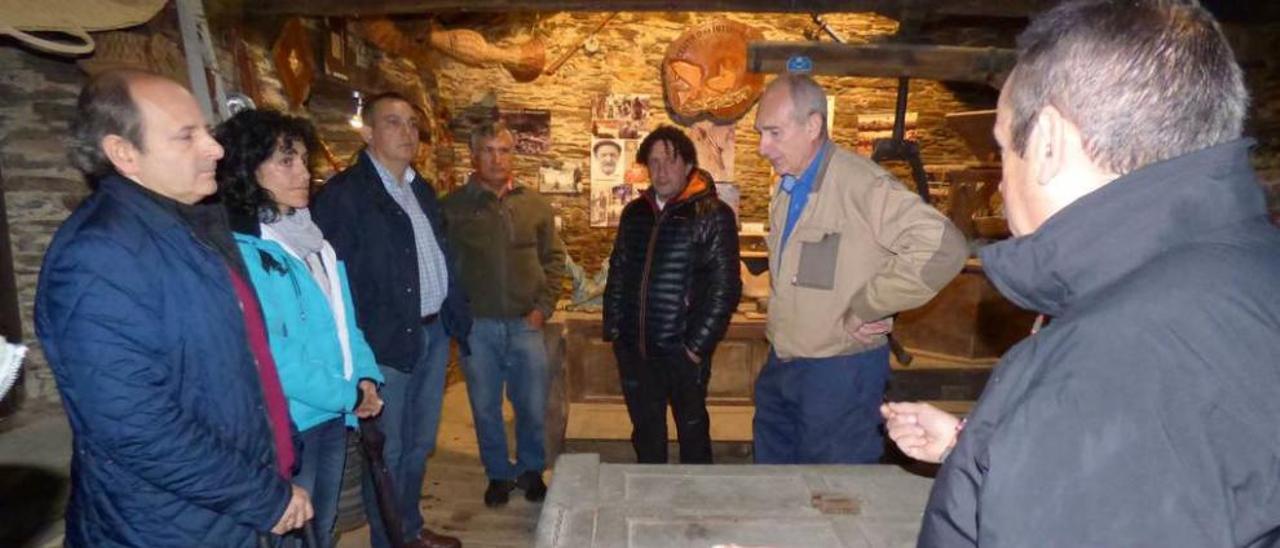 Manuel Calvo, tercero por la izquierda, junto a la concejala Begoña Cueto, ayer, en el centro de alevinaje de Villajur.