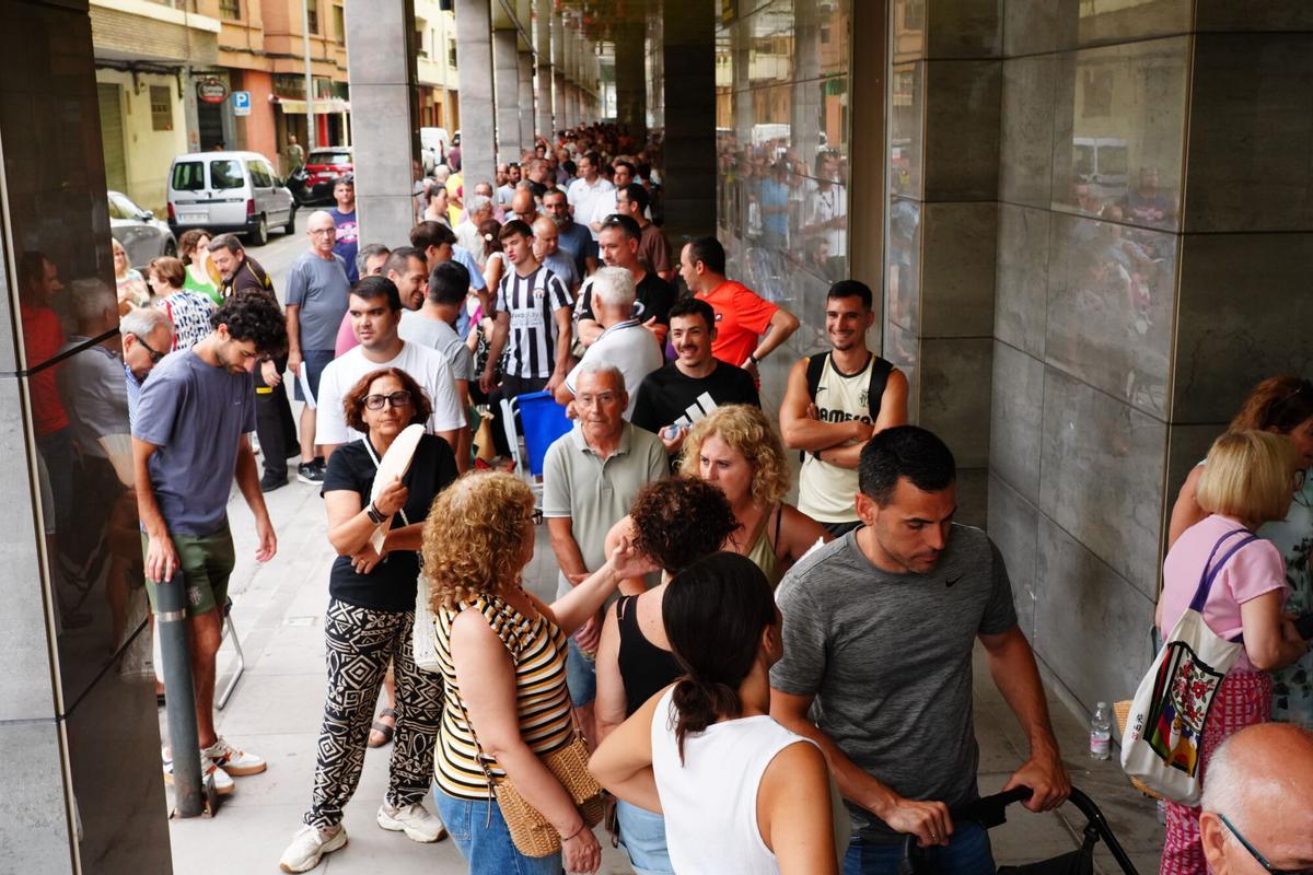 VILA-REAL. Reubicaciones para los abonados.  colas en La Cerámica.