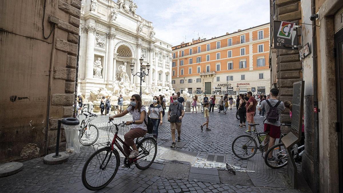 Los italianos vuelven a pasear junto a la Fontana de Trevi, el 17 de mayo