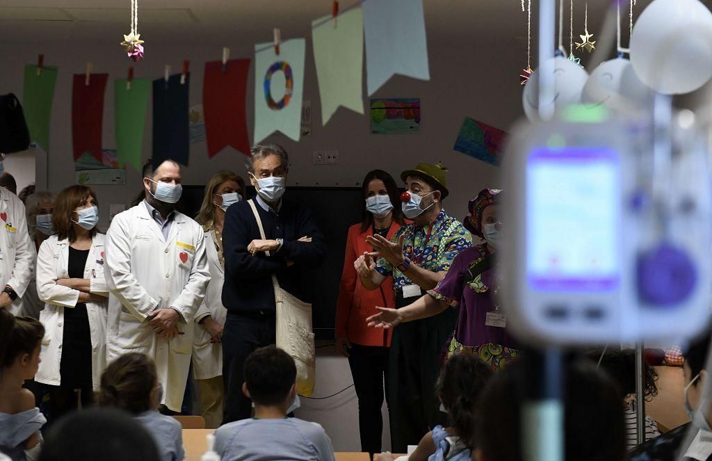 Pedro Cano lleva la pintura a Oncología Infantil de la Arrixaca
