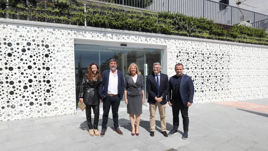 Representantes municipales, ayer, en la oficina de Turismo.