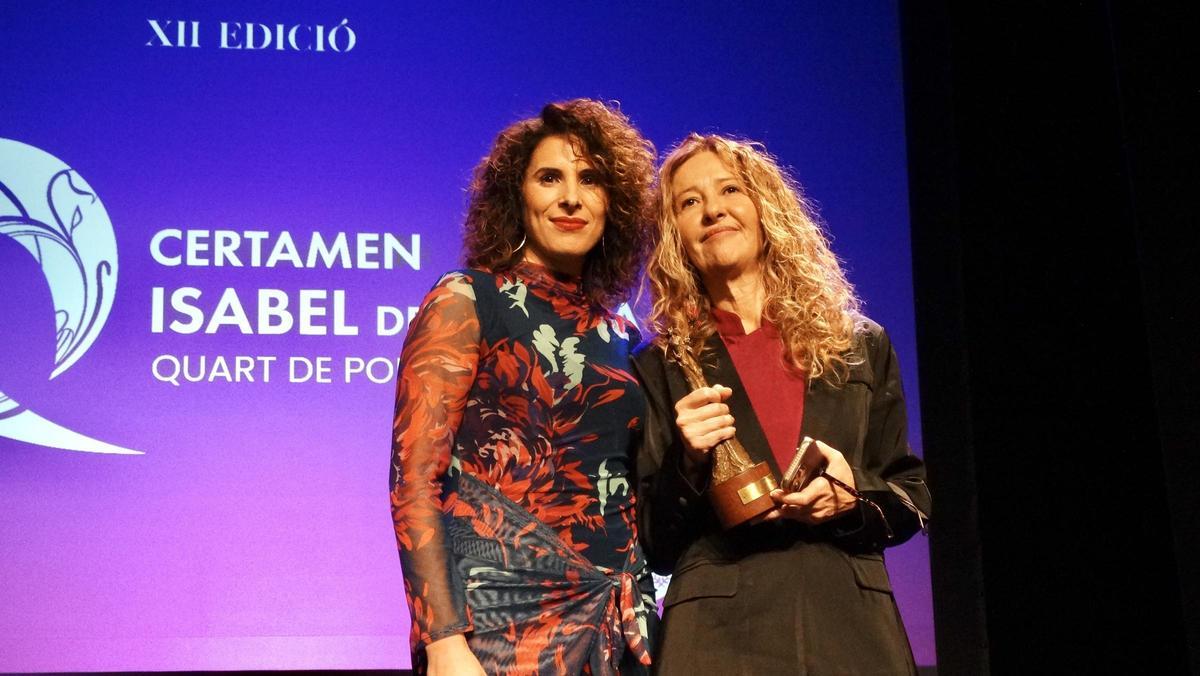 La alcaldesa Cristina Mora y Chelo Álvarez, de la asociación Alana, recogiendo el premio de Cristina Almeida