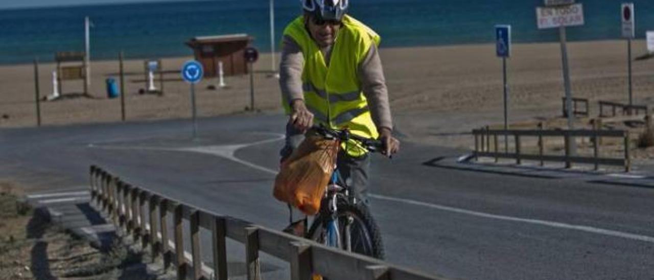 Los usuarios de las bicicletas apuestan porque el servicio público llegue hasta la costa y permita los desplazamientos hasta la playa.