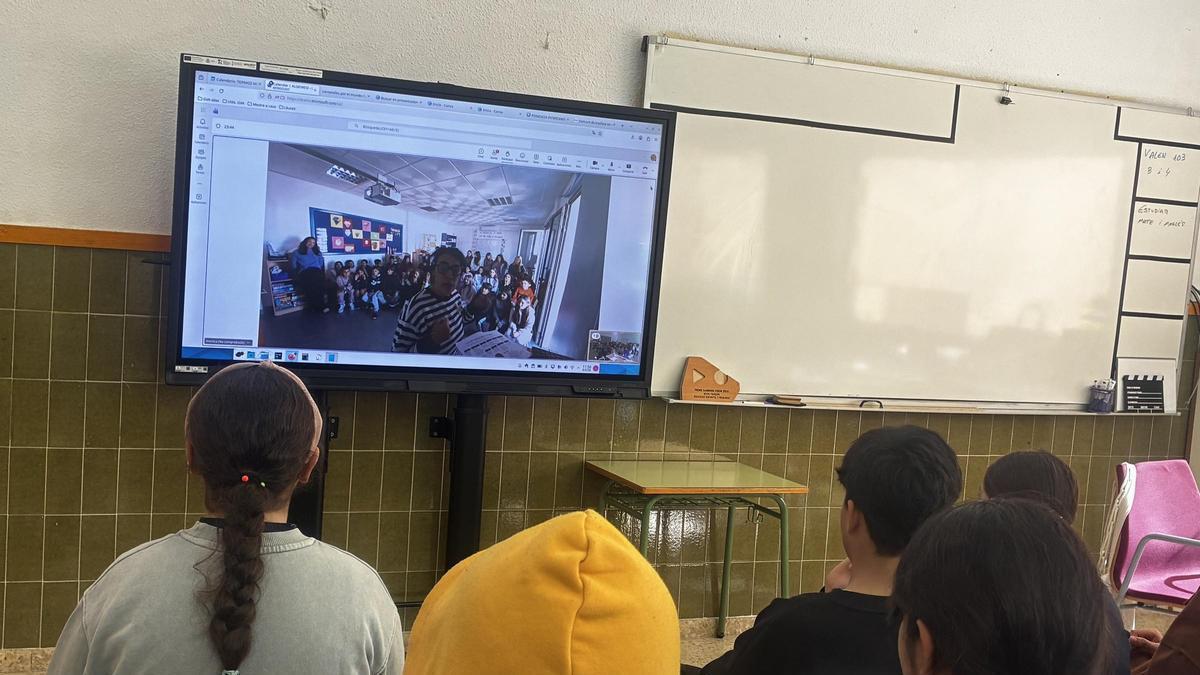 Un moment d’una videoconferència entre l’alumnat d’Algemesí i el de Los Llanos de Aridane, a l’illa de La Palma.