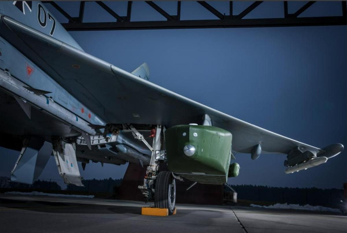 Un misil Taurus cargado en el ala de un Eurofighter alemán.