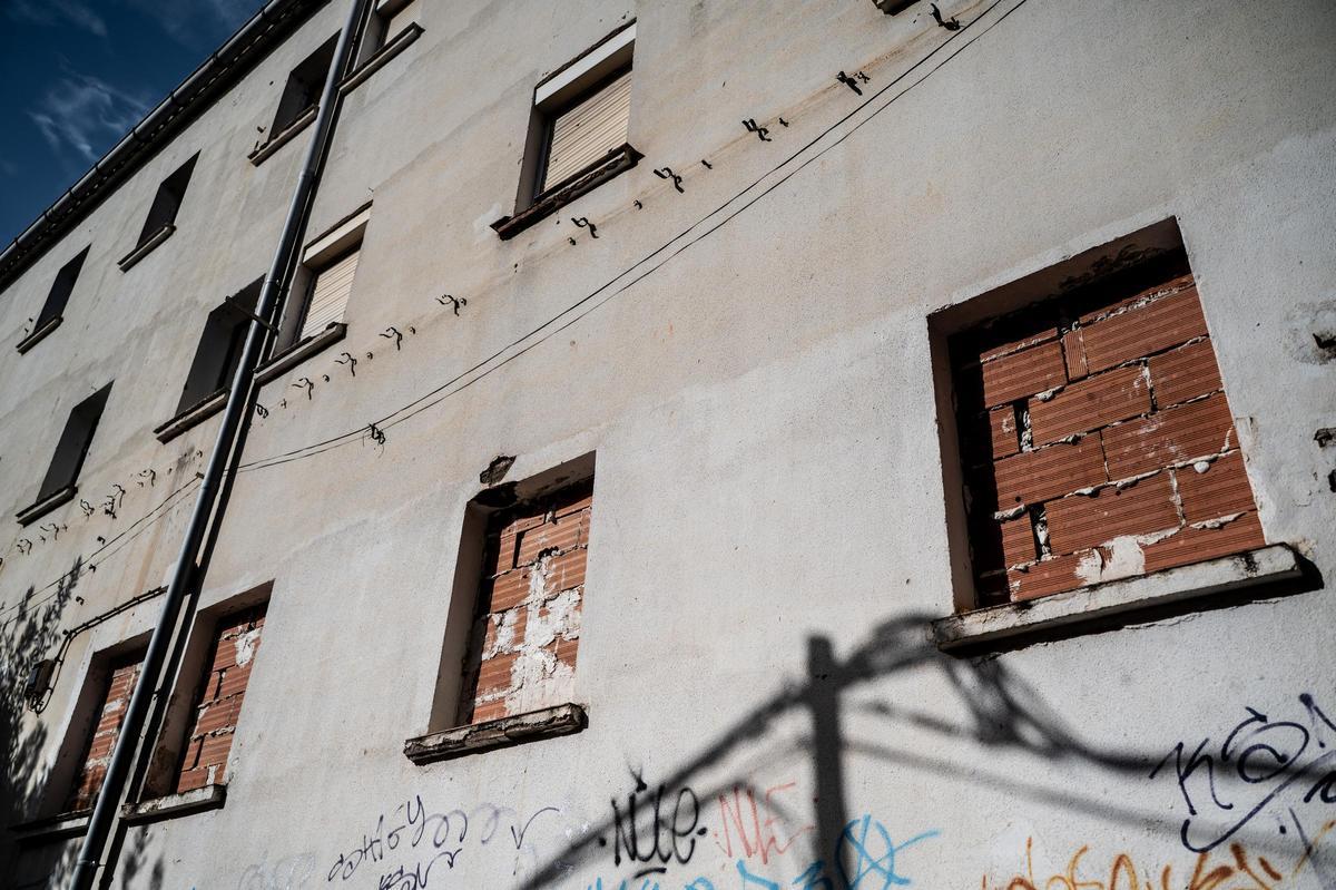 Fotogalería | Ventanas tapiadas, basura y accesos abiertos en las viviendas abandonadas en la avenida de Cervantes de Cáceres