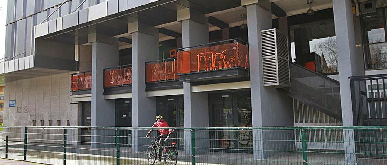 La cafetería del pabellón paga 200 al mes y el Concello corre con los gastos  de luz y agua - Faro de Vigo