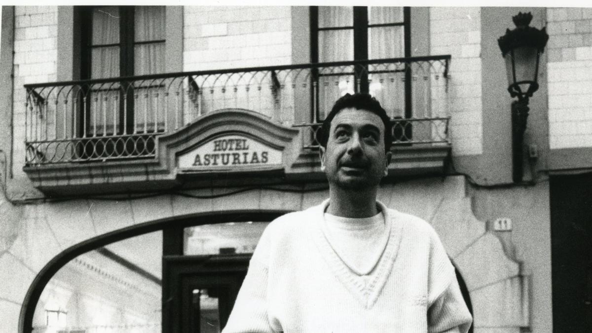 José Luis Garci, delantre del Hotel Asturias, en 1992.