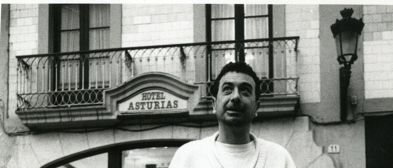 José Luis Garci, delante del Hotel Asturias, en 1992.