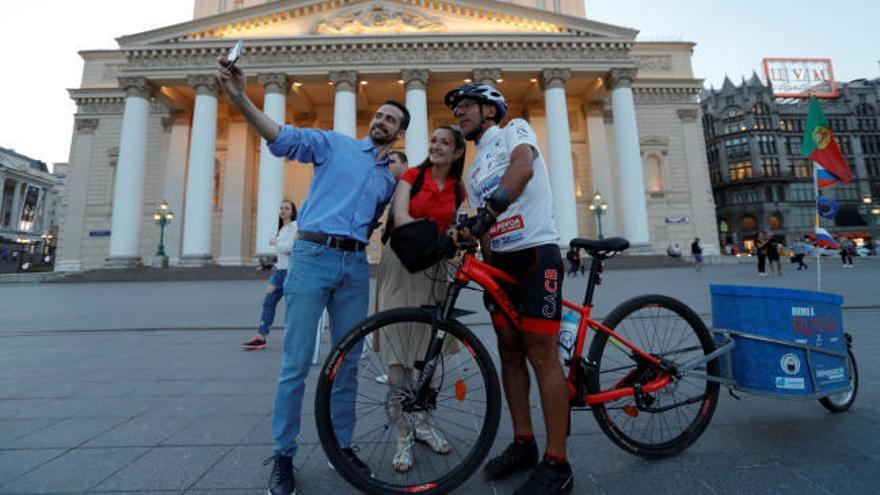 Mundial de Rusia 2018 | Un ciclista portugués llega pedaleando hasta Moscú para ver a su selección