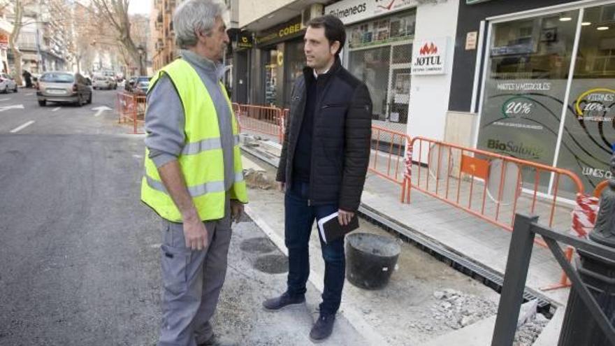 El edil Miquel Lorente en las obras en la Baixada del Carme, ayer.