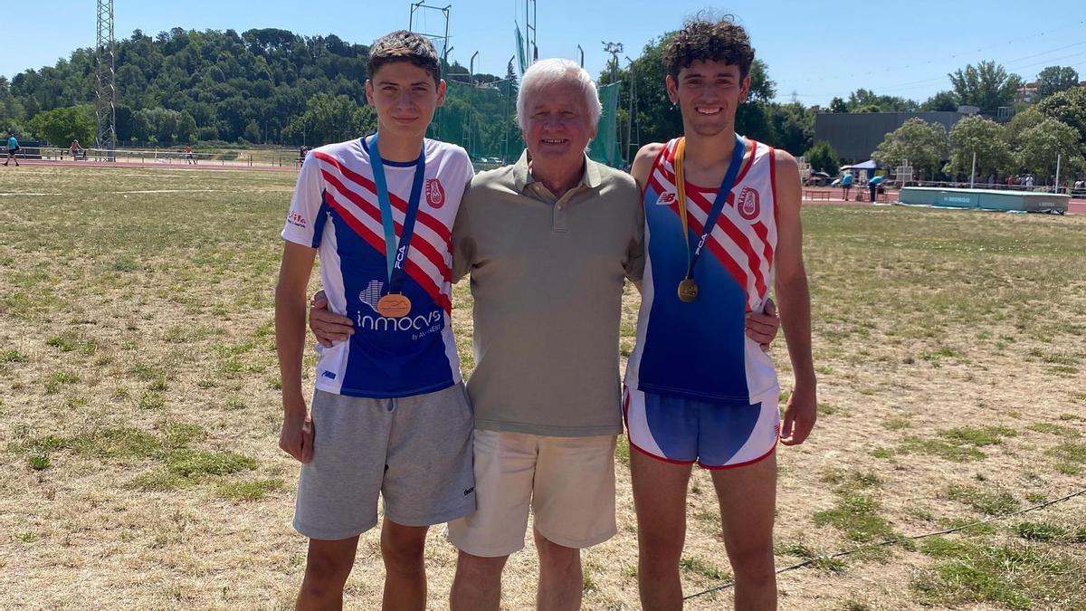 L'entrenador Joan Lleonart amb el medallista d'or Roger Gómez i el de bronze, Aleix Ferrero, de l'Avinent