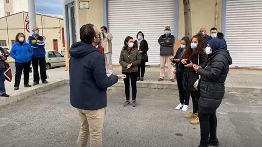 El edil y portavoz del gobierno municipal de Elche, hablando con los vecinos de Torrellano