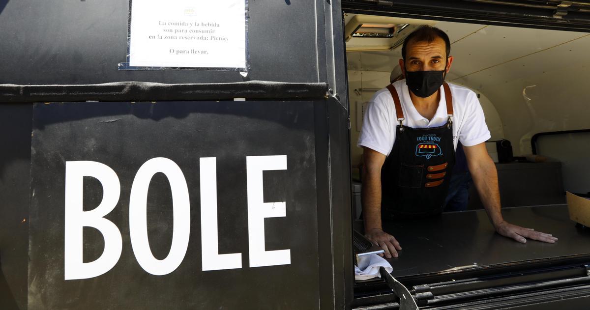 Ángel Ramírez, en su foodtruck donde vendían este domingo verduras fritas en tempura.
