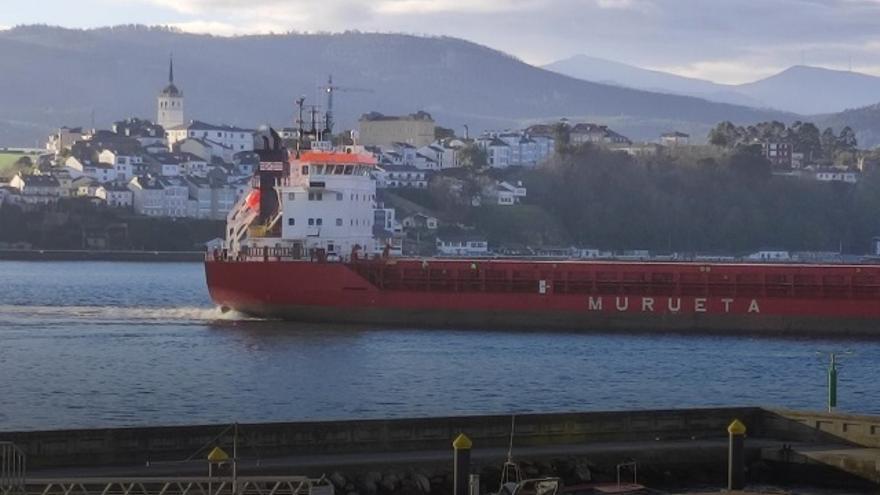 Los remolcadores no logran desencallar el mercante con madera varado en la ría de Ribadeo