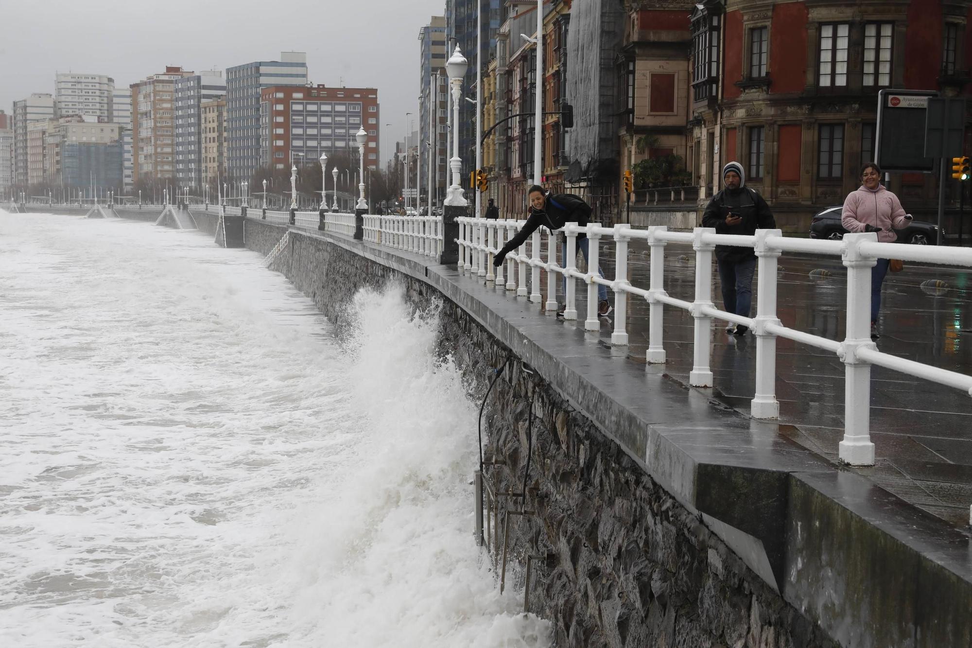 El oleaje sigue azotando la costa de Gijón (en imágenes)