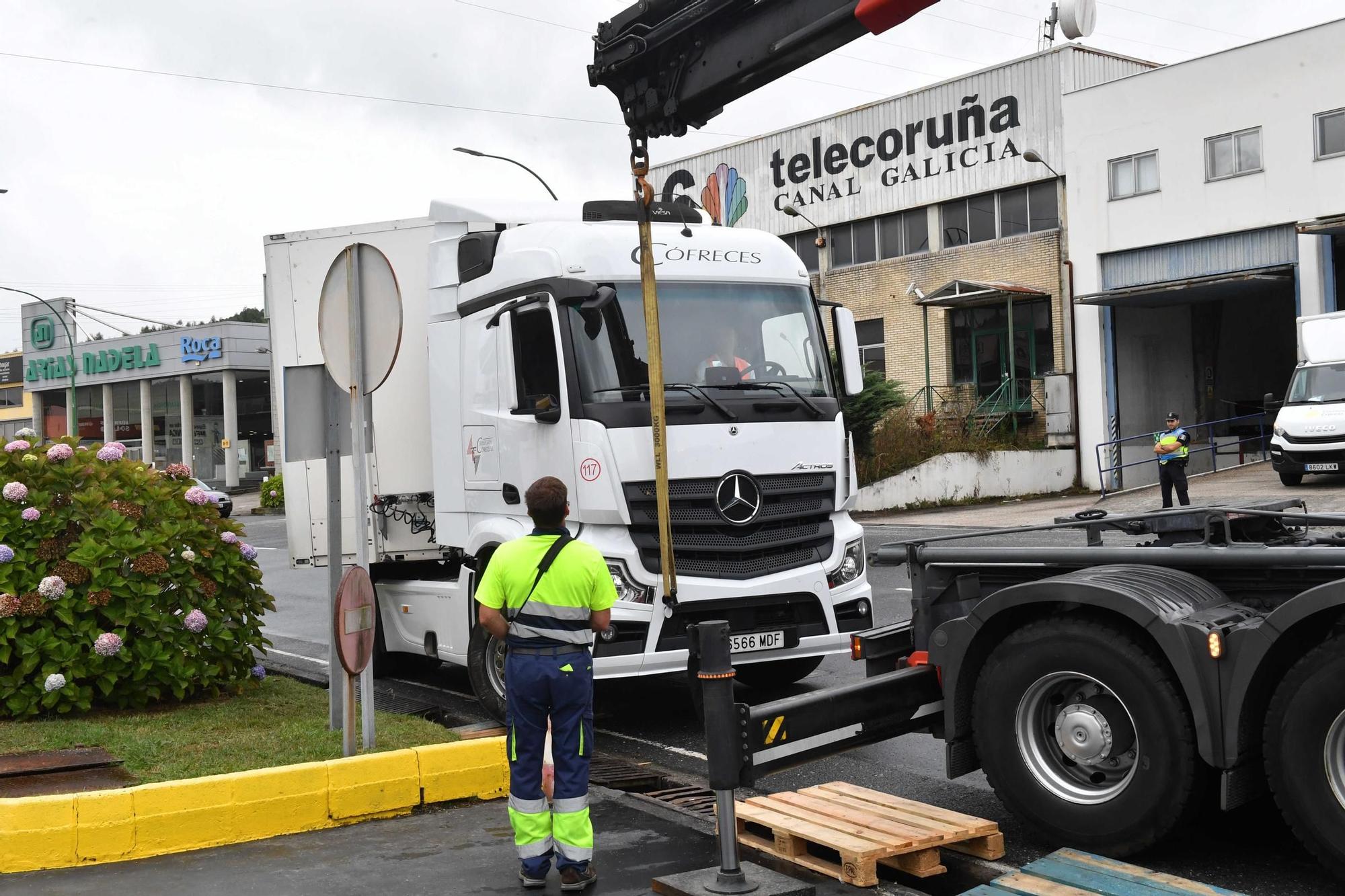 Un tráiler queda atascado en Pocomaco e interrumpe el tráfico en los accesos al polígono