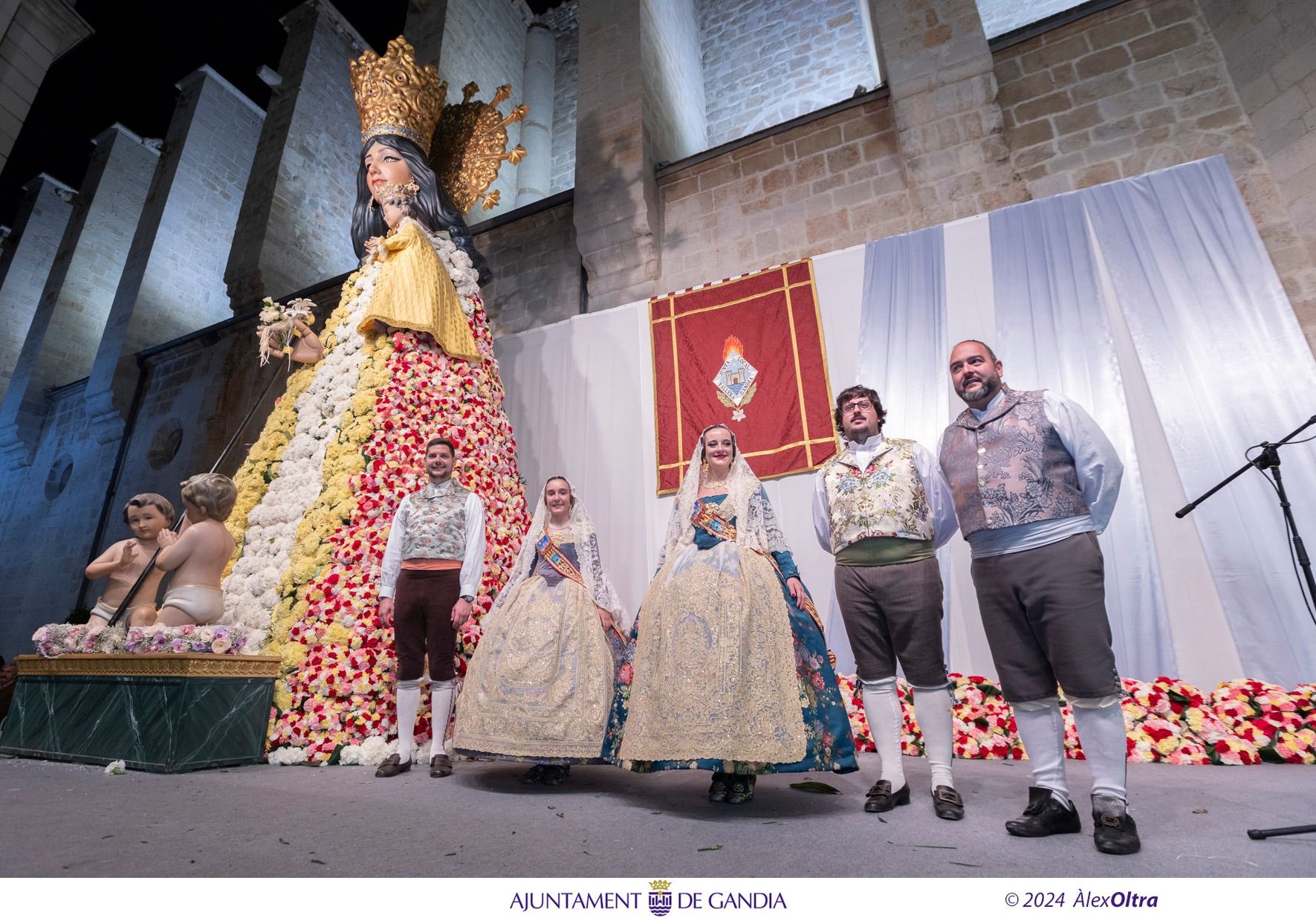 Bellas imágenes de la Ofrenda de las Fallas de Gandia