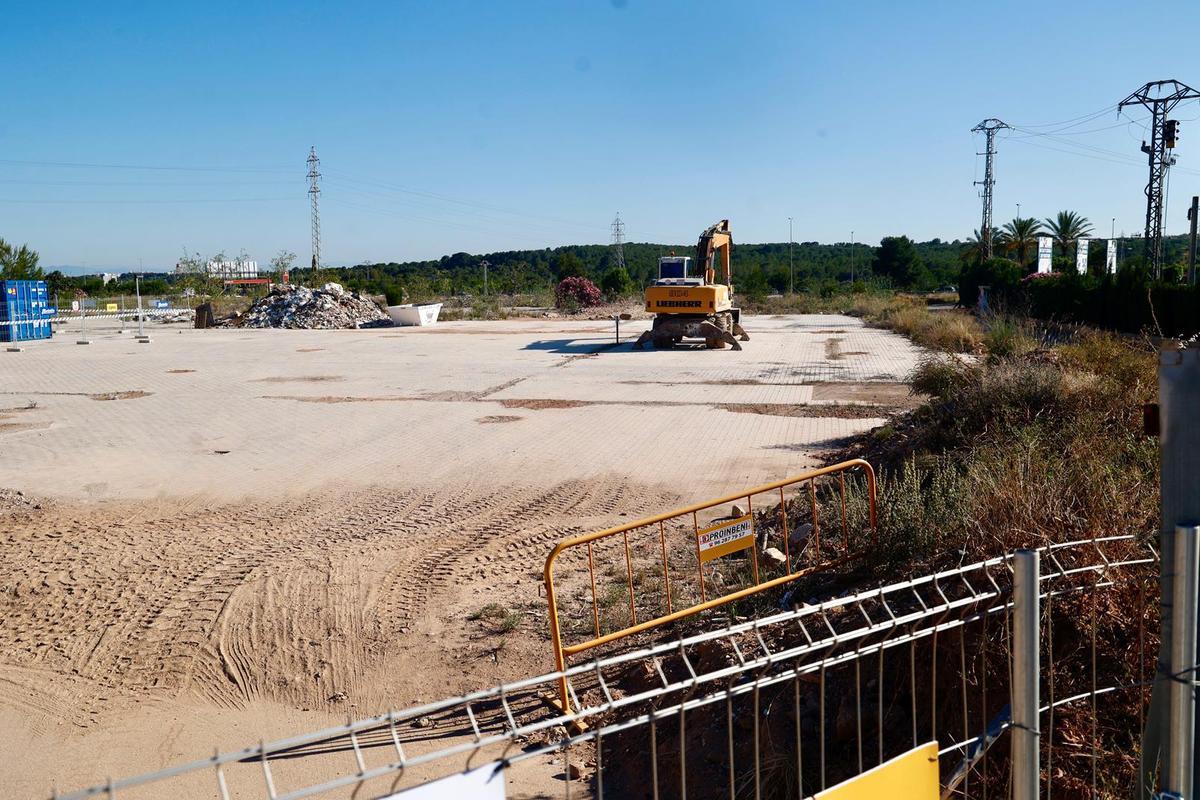 Obras en la parcela que ocupará el hipermercado de Costco en Paterna, en una imagen de este martes.