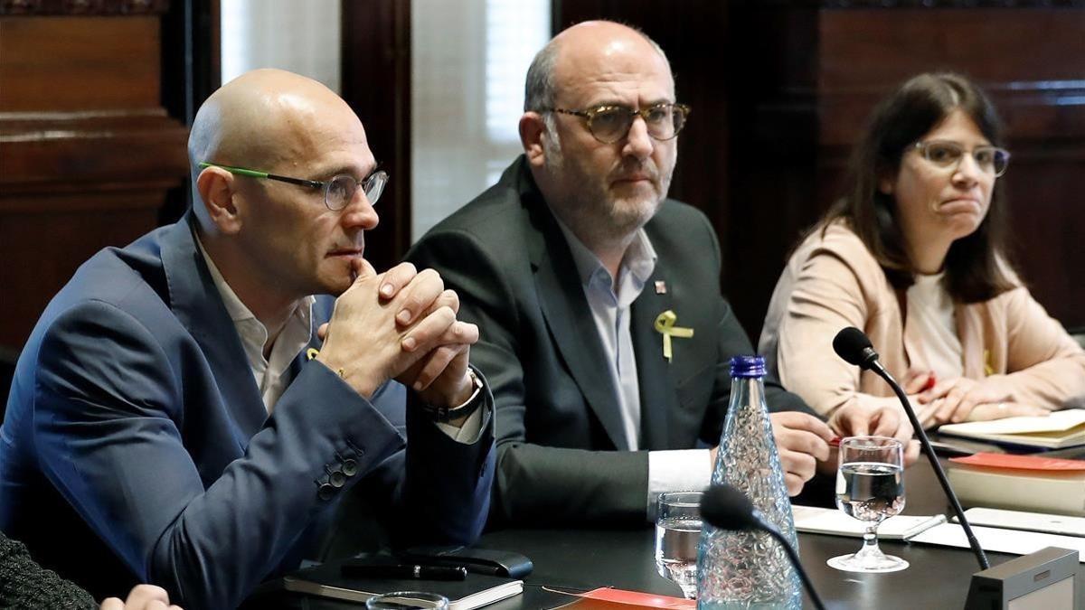 Los diputados de ERC, Raül Romeva, y JxCat, Eduard Pujol, en el Parlament.