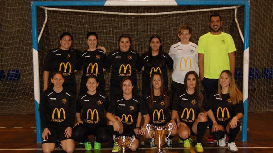 Las jugadoras del Magec Medarkoz posan con la Copa Fiflp.