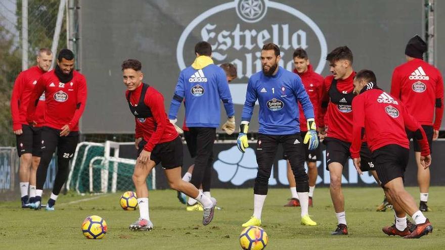 Emre Mor, con la pelota junto a Sergio, en el centro, al inicio del entrenamiento celebrado ayer por el Celta en A Madroa. // Alba Villar