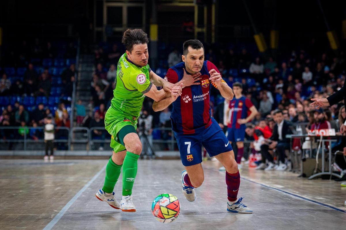 Chaguinha, jugador del Palma Futsal, intenta frenar a Dyego, del Barça