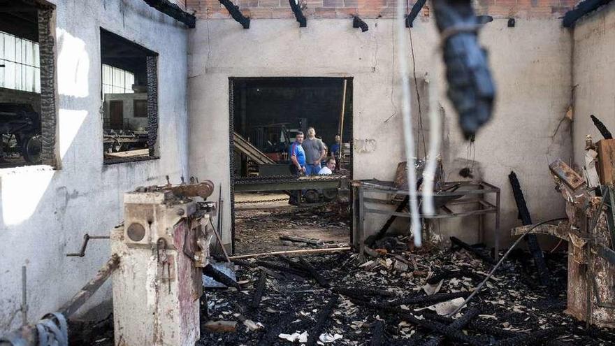 Un incendio en un aserradero de San Amaro causa 150.000 euros en pérdidas