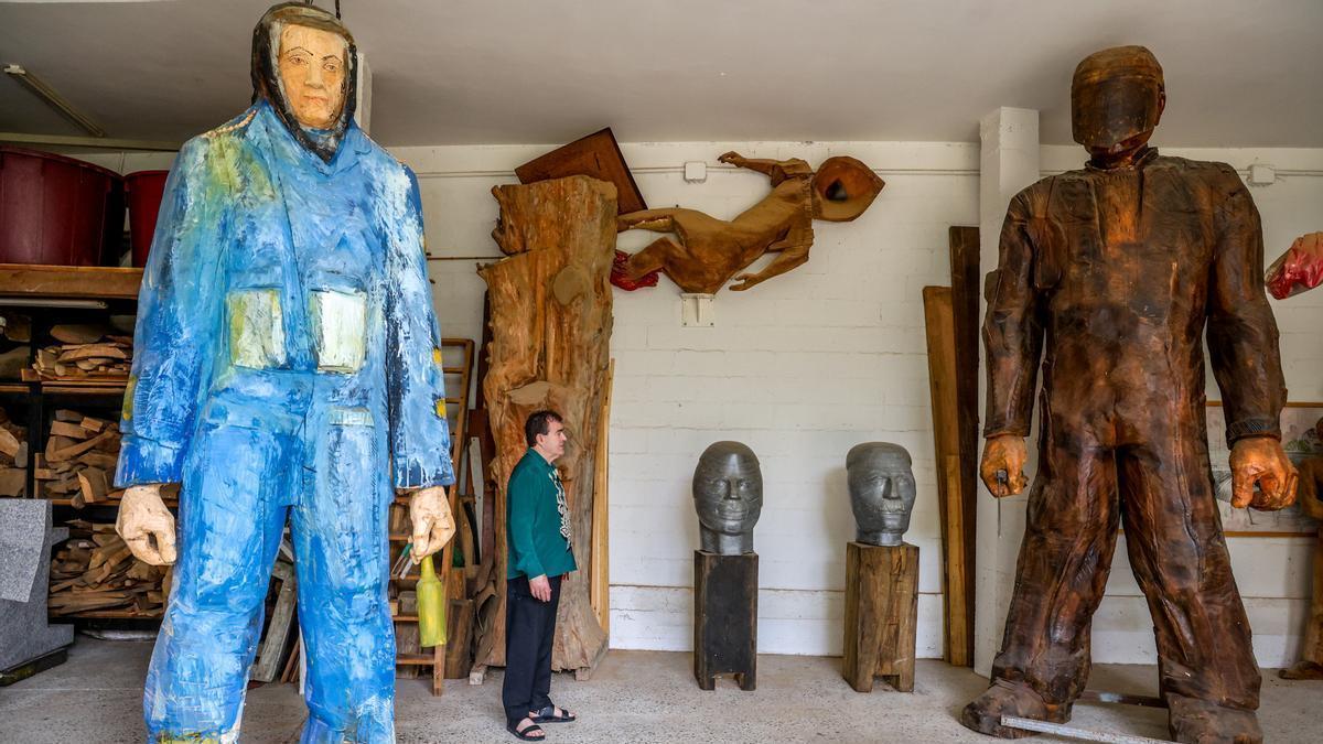 O escultor Francisco Leiro no seu taller de Cambados.