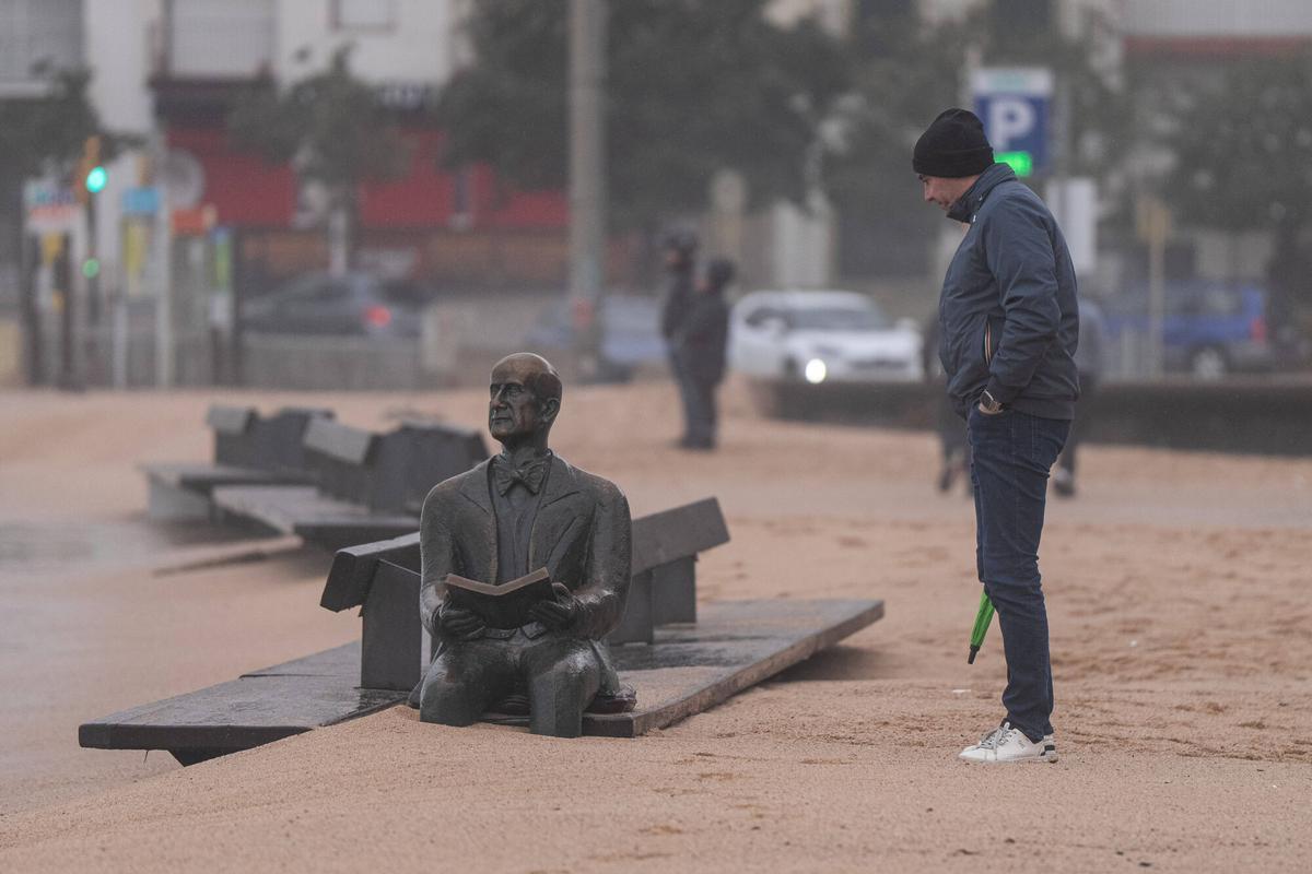 El temporal borra una parte del paseo marítimo de Blanes El temporal borra una parte del paseo marítimo de Blanes