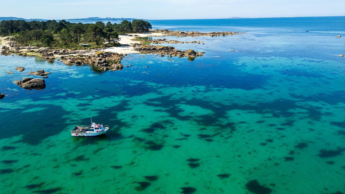 Las aguas turquesas de la costa de la isla de Arosa