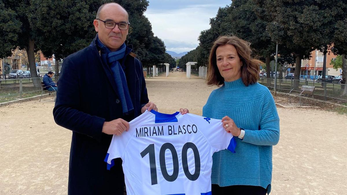 Manuel Palomar y Miriam Blasco posan con la camiseta conmemorativa en el paseo que lleva el nombre de la judoca.
