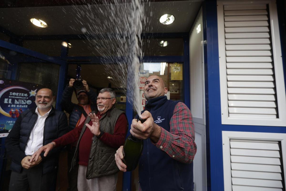 Gordo de la Lotería en Barberà del Vallés. El lotero Alfonso Ibáñez, de la administración 2 de la localidad, celebra haber vendido 5 series del gordo de la Lotería.