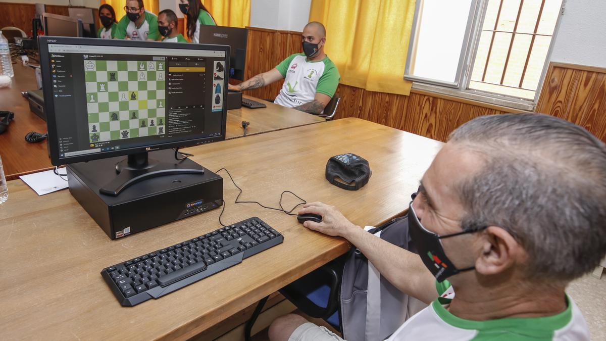 Uno de los internos tras hacer un jaque mate en tres minutos a un competidor estadounidense.