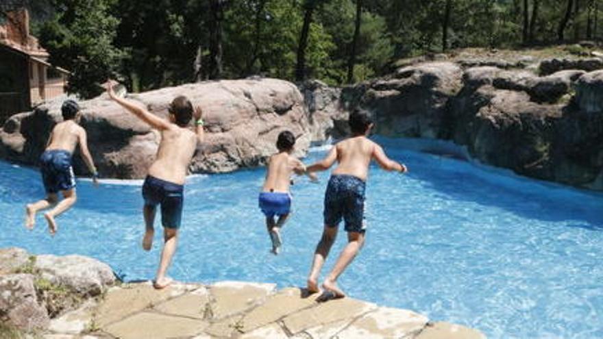 Nens tirant-se a la piscina d&#039;una casa de colònies el 25 de juny del 2020