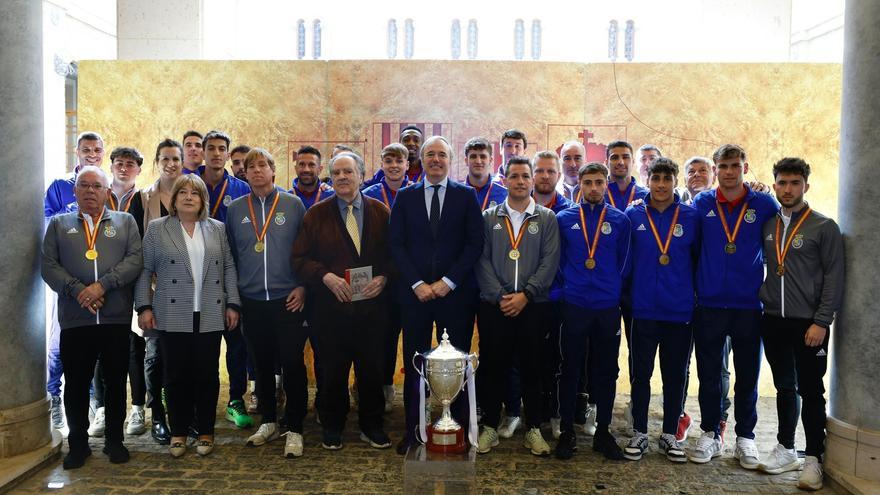 Azcón recibe a la selección aragonesa, flamante campeona de la Copa Regiones de la UEFA