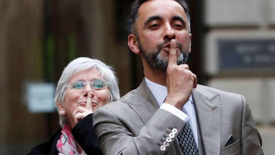 Clara Ponsatí pide, junto a su abogado Aamer Anwar, silencio a quienes le mostraban su apoyo tras salir en libertad bajo fianza. // Reuters